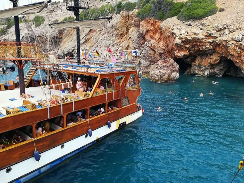 Alanya: Catamaran Boat Tour with Snorkeling with Lunch 3