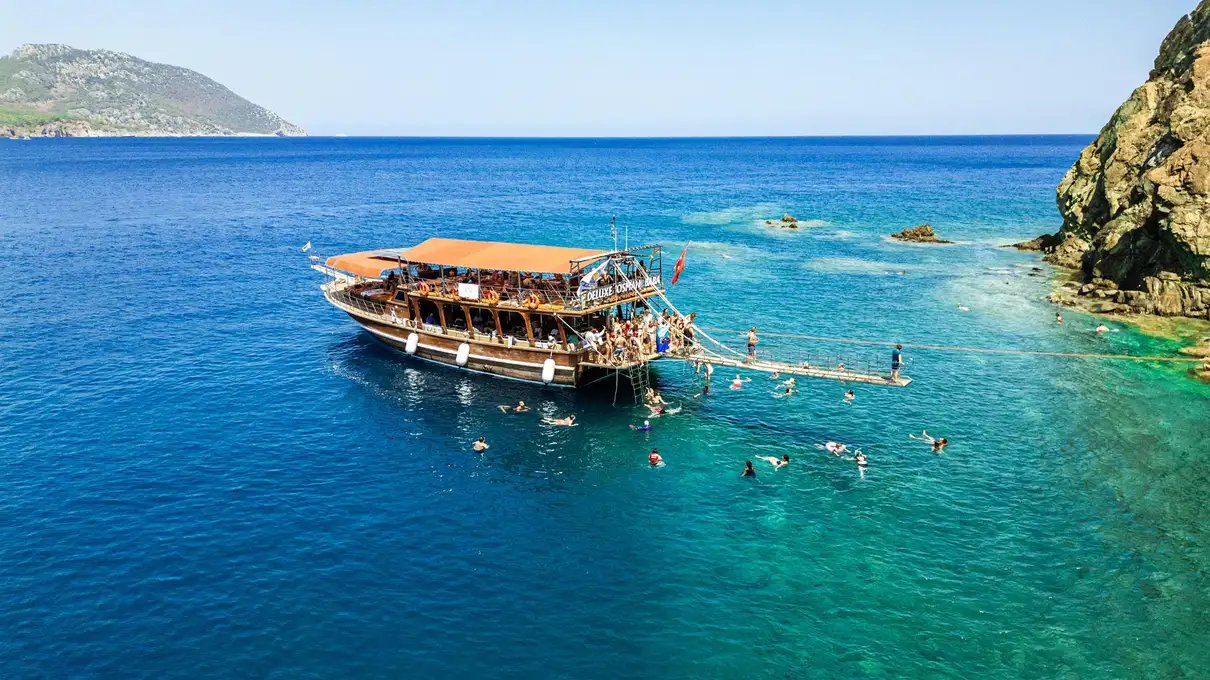Antalya: Suluada Boat Tour & Land of Legends Night Show 1