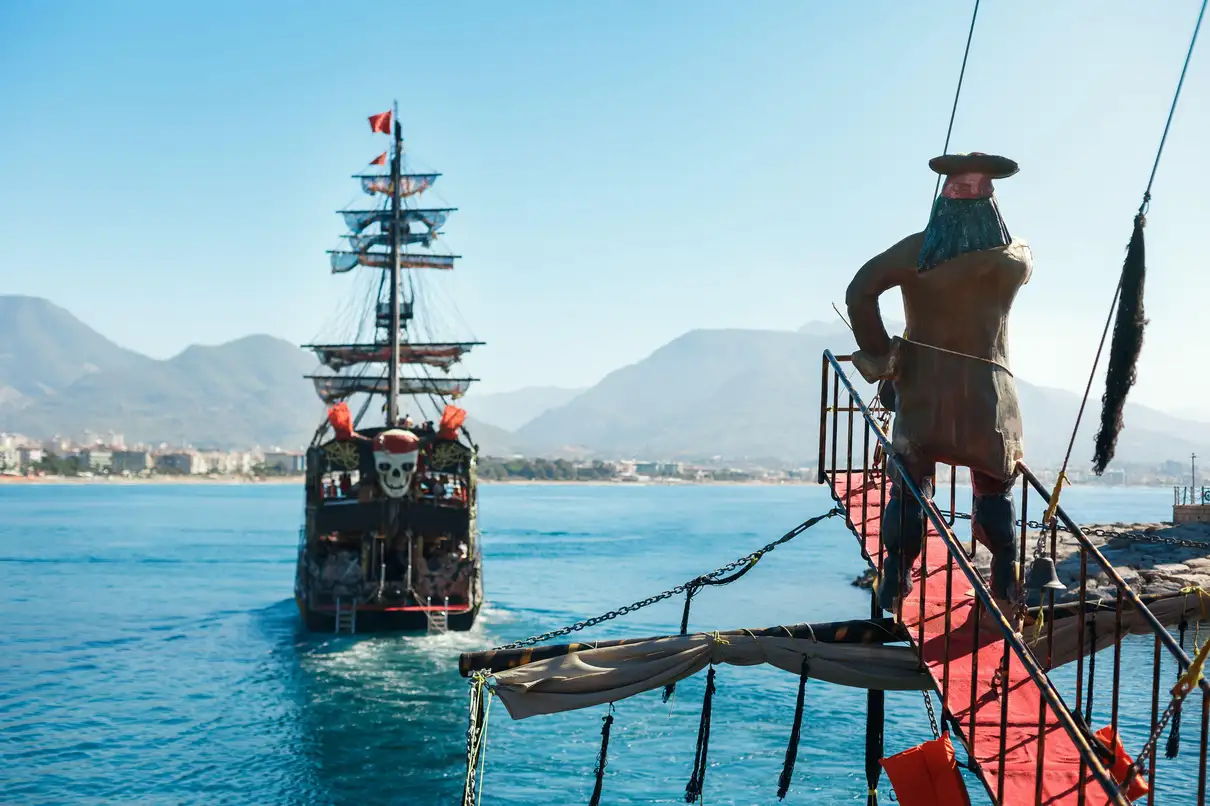 Alanya: Luxury Pirate Boat w/Transfer, Lunch & Soft Drinks 3