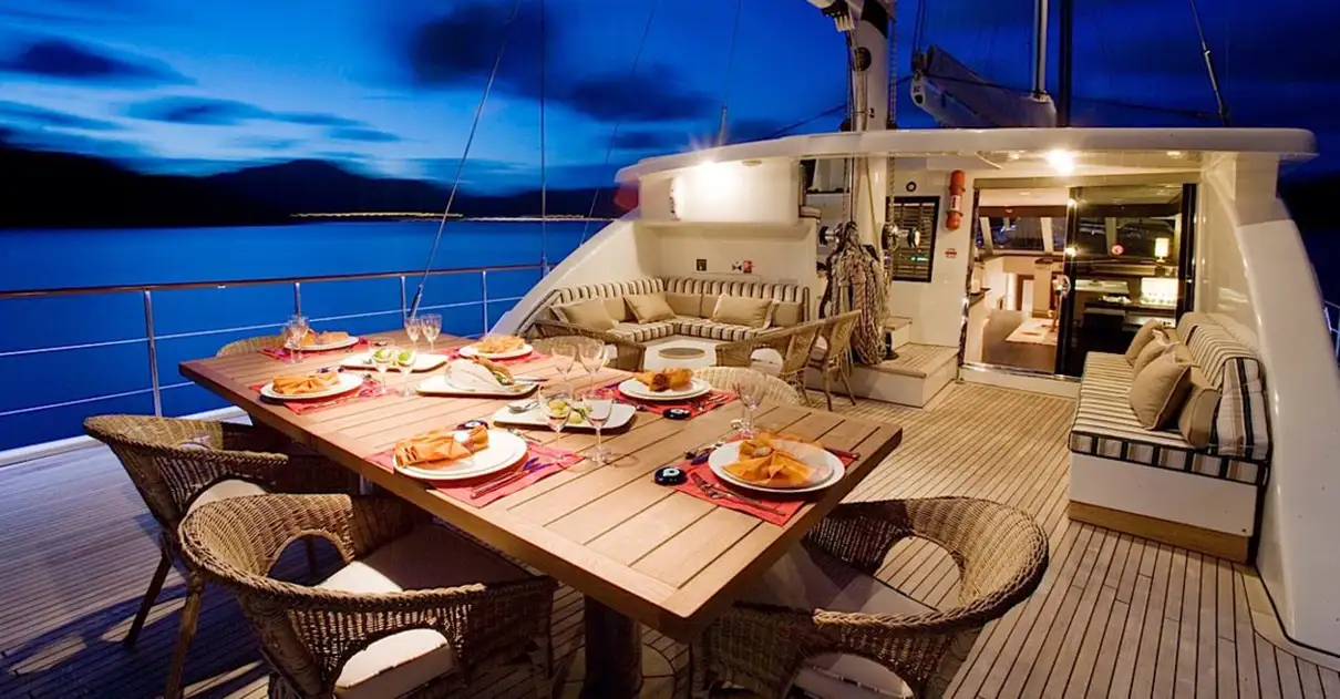 Istanbul: Private Bosphorus Dinner Cruise on a Luxury Yacht 2